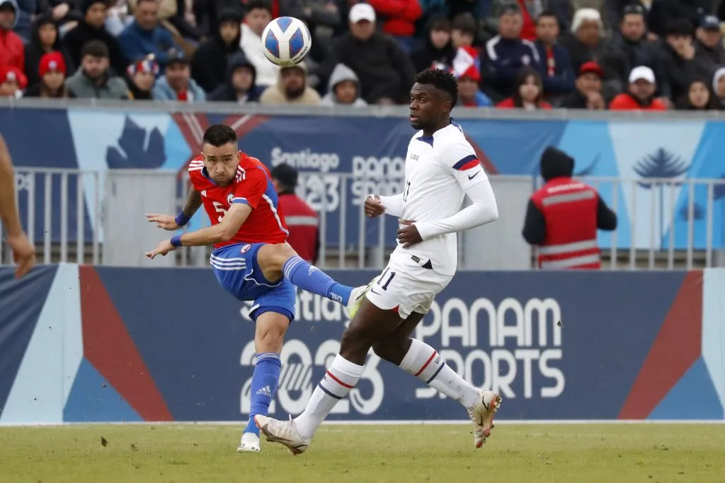 Matías Zaldivia jugó todo el torneo de fútbol en Santiago 2023. (Foto de Dedvi Missene/Santiago 2023 vía Photosport)