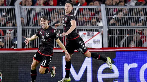 Así festejó Walter Mazzantti junto a Rodrigo Echeverría el gol del 1-0 de Huracán ante River.