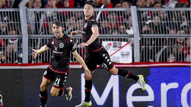 Así festejó Walter Mazzantti junto a Rodrigo Echeverría el gol del 1-0 de Huracán ante River.