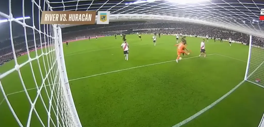 Otra imagen del gol de Walter Mazzantti ante River Plate. (Captura ESPN).