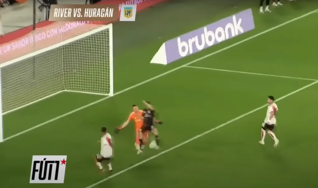 Así le pegó Walter Mazzantti para poner el 1-0 de Huracán ante River Plate. (Captura ESPN).