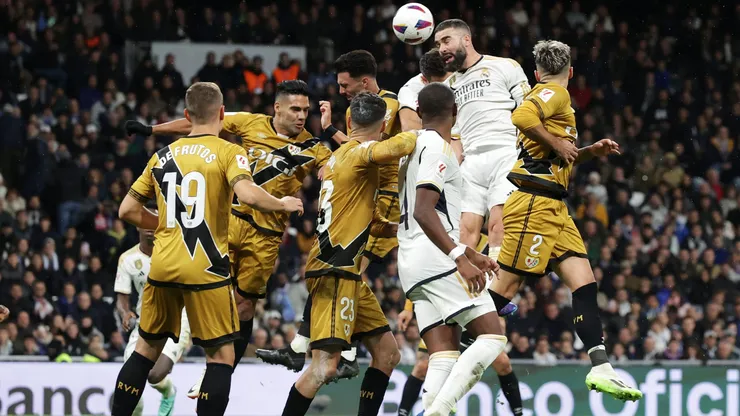 Ni con cien delanteros la embocaban. El Real Madrid remó, pero no llegó a la punta.