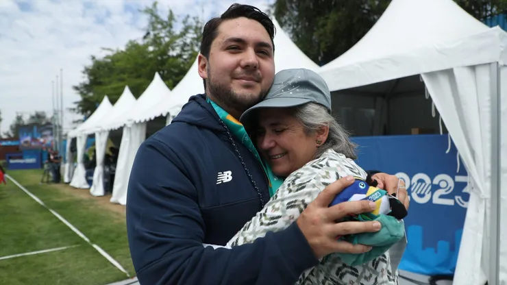Ricardo Soto celebra con su mamá la medalla de bronce en Santiago 2023.