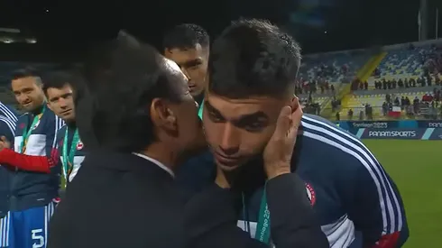 Ministro Pizarro le entrega la medalla de plata de Santiago 2023 a su hijo, el Vicho.