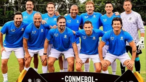 Fabián Monzón (arriba junto al arquero), campeón con la U en 2017, jugó un partido de leyendas antes de la final de la Copa Libertadores.