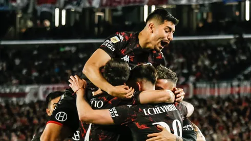 Alarcón festeja junto al resto del elenco de Huracán