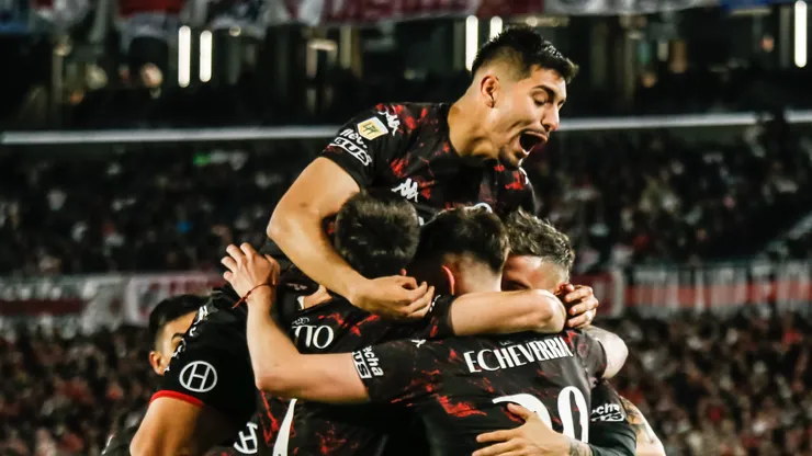 Alarcón festeja junto al resto del elenco de Huracán
