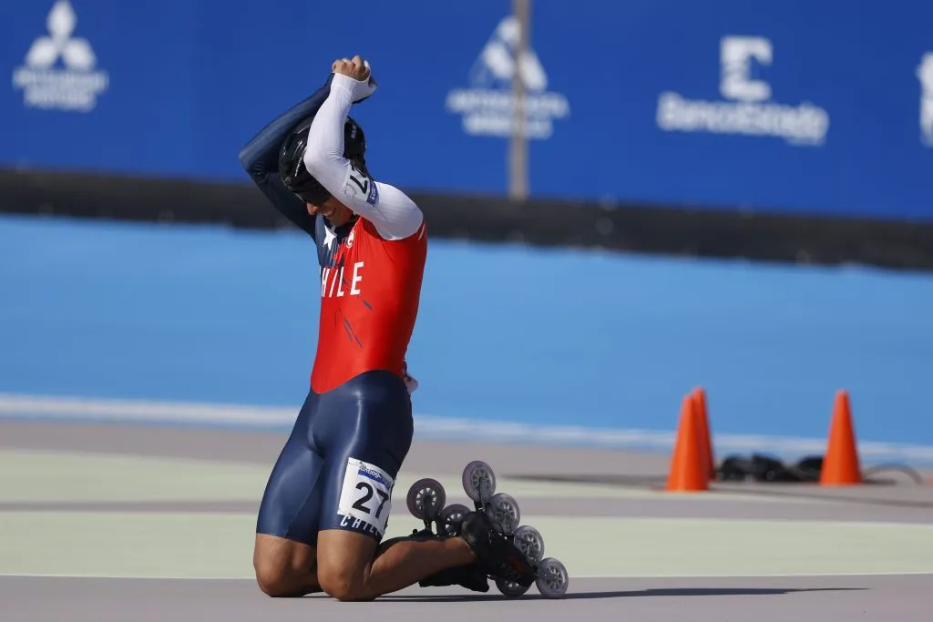 Emanuelle Silva de Chile celebra se medalla de oro en Patinaje Velocidad.