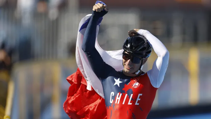 Silva festeja su oro en el patinódromo del Nacional