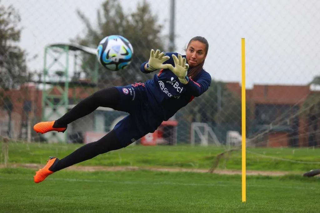 Antonia Canales en las prácticas de la Selección Chilena femenina durante Santiago 2023. (Foto: La Roja).