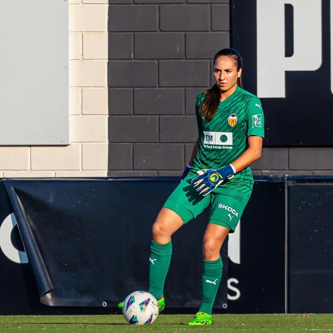 Antonia Canales en acción por el Valencia: jugará de titular por la lesión de Enith Salón. (Foto: Valencia Femenil).