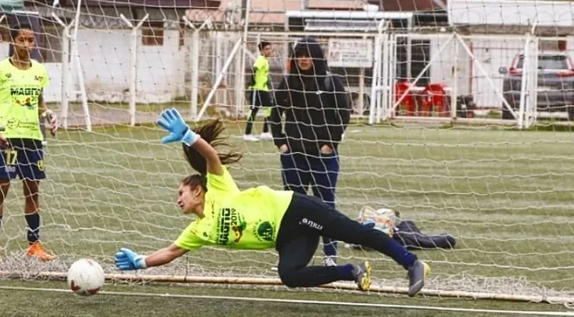 Caniguán es la otra jugadora de campo que puede aparecer como arquera en La Roja.