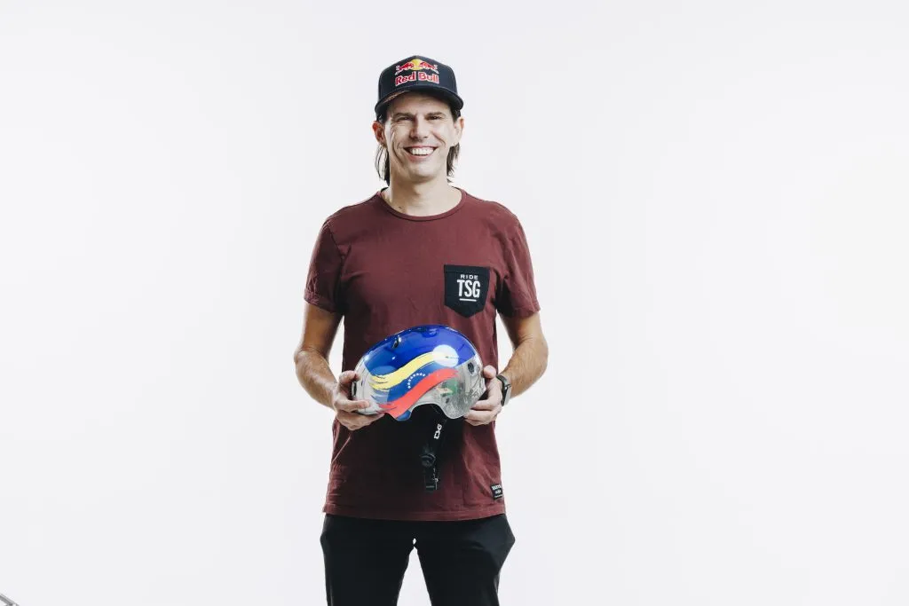Daniel Dhers luce el casco que utilizará en los Juegos Panamericanos de Santiago 2023. Foto: Red Bull Content Pool.