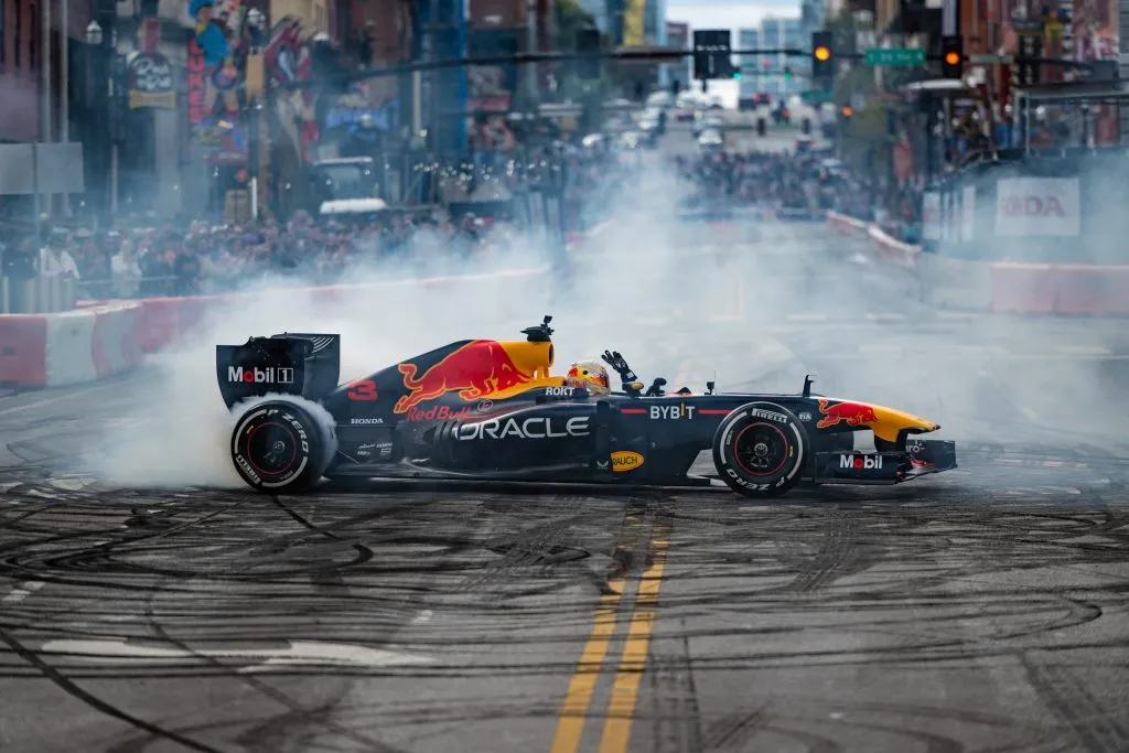 Las calles de Santiago están listas para vivir este nuevo recorrido de la escudería Red Bull Racing, que incluye una visita a la televisión. Foto: Red Bull Content Pool.