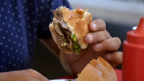 Persona disfruta de un chacarero