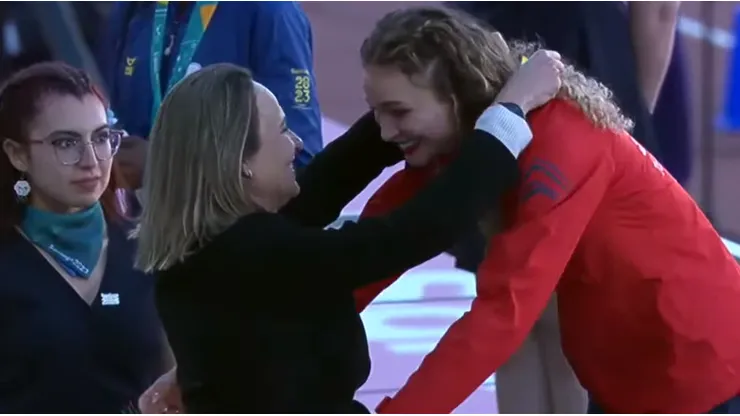 El momento donde Martina Weil recibe la medalla dorada de su madre.