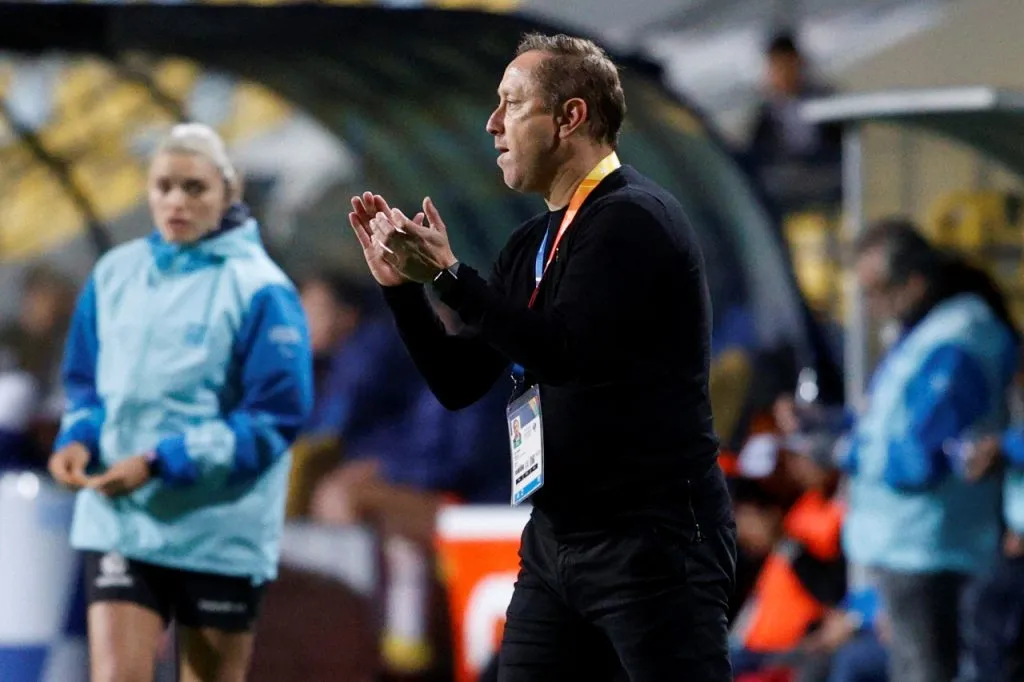 Luis Mena buscará su primer título con La Roja Femenina en Santiago 2023 (Photosport)