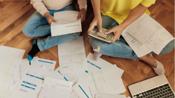 Personas calculando sus deudas