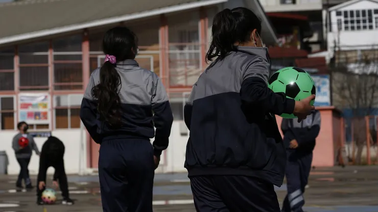Estudiantes jugando en el recreo.