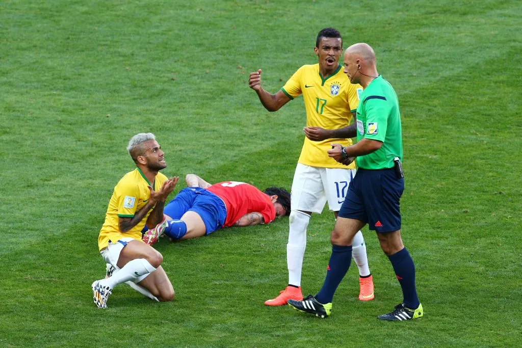 Howard Webb pitó el duelo que la Roja perdió ante Brasil en el Mundial 2014. Sí, el partido del tiro al travesaño de Mauricio Pinilla. (Dan Walton/Getty Images)