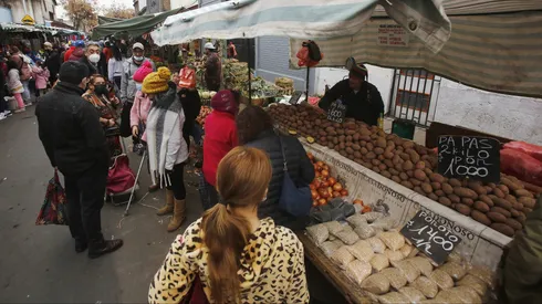 Feria libre ubicada en calle Aldunate y Coquimbo en la comuna de Santiago.