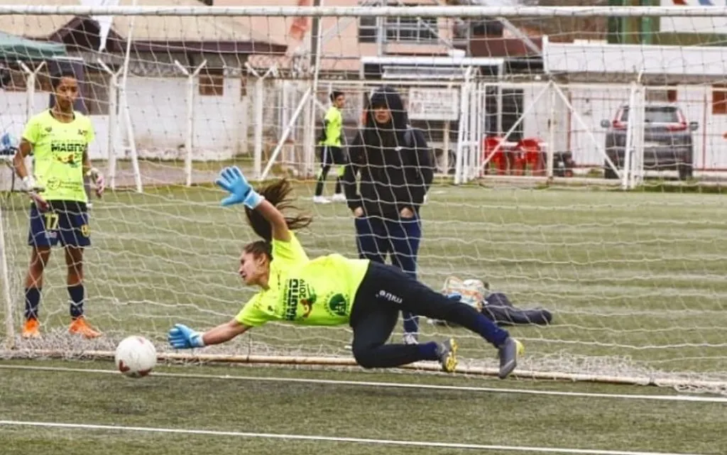 Franchesca Caniguán en una prueba de arqueras en Hualpén, en el año 2019, donde fue campeona.