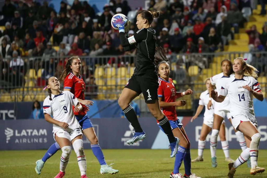 Otra imagen de Christiane Endler frente a Estados Unidos, el último partido que jugó por la Roja. (Raul Zamora/Santiago 2023 via Photosport).