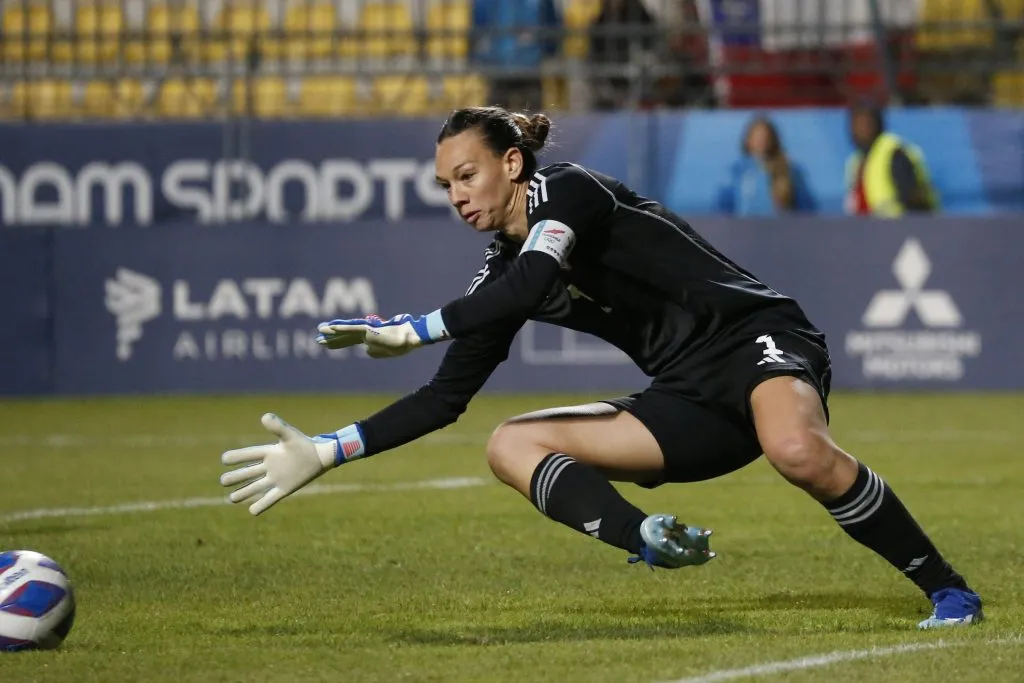 Christiane Endler en acción ante Estados Unidos en la semifinal de Santiago 2023. (Raúl Zamora/Santiago 2023 vía Photosport).