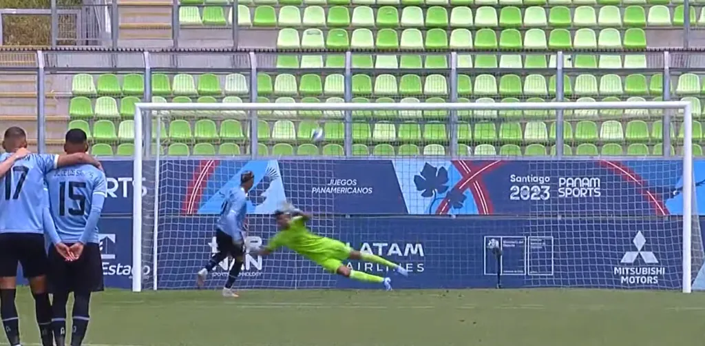 Rodrigo Piñeiro le pegó al travesaño cuando pudo sentenciar la victoria de Uruguay. (Captura YouTube).
