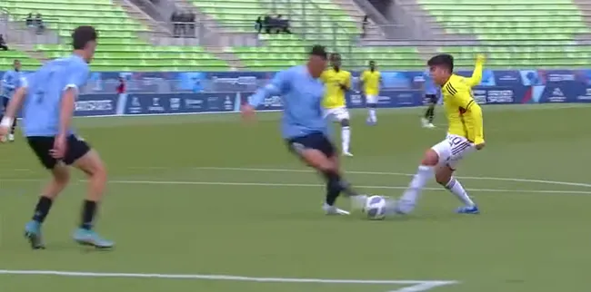 El golpe de Ruiz sobre Saldivia en el duelo entre Uruguay y Colombia en Santiago 2023. (Captura YouTube TVN).