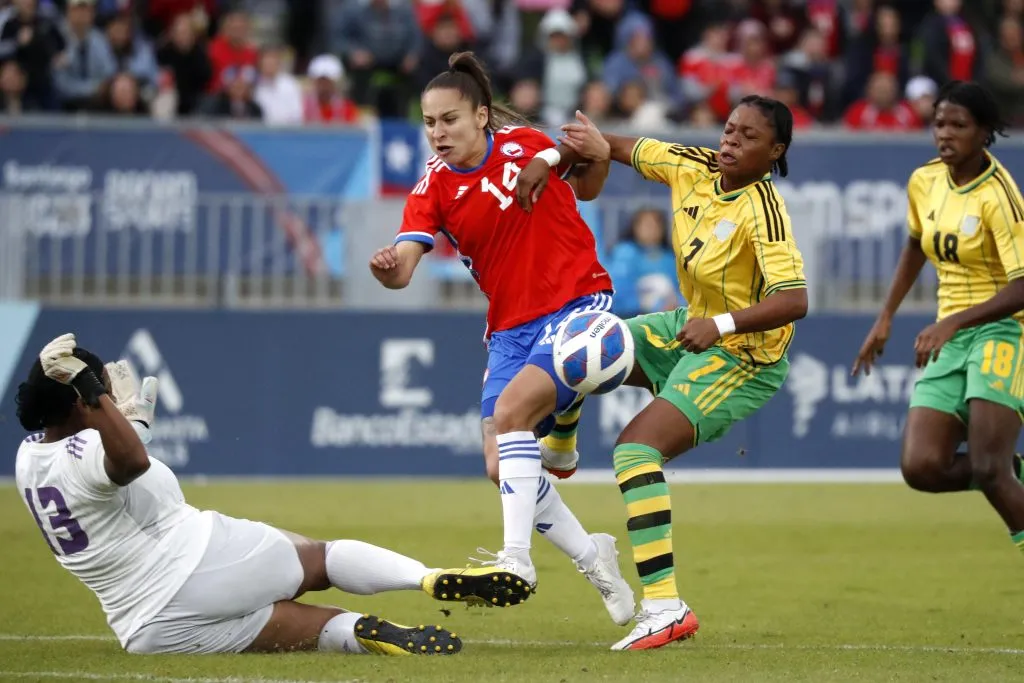 Franchesca Caniguán ha sido importante en la delantera de la Roja en los Juegos Panamericanos Santiago 2023. (Foto de Dedvi Missene/Santiago 2023 vía Photosport)