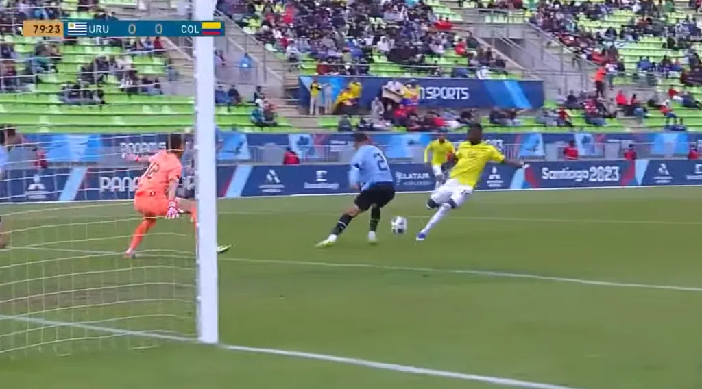 El bloqueo de Alan Saldivia al remate de Carlos Cortés. (Captura YouTube TVN).