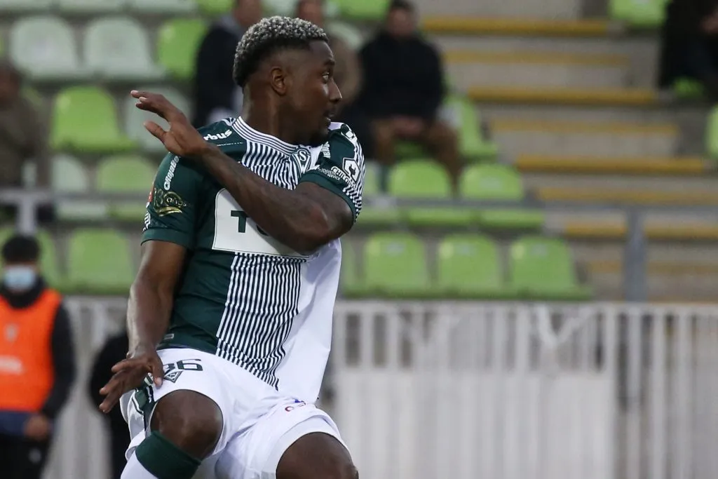 El colombiano Carlos Cortés en acción por Santiago Wanderers. Hoy milita en el Cortuluá de la segunda división de su país. (Andrés Piña/Photosport).