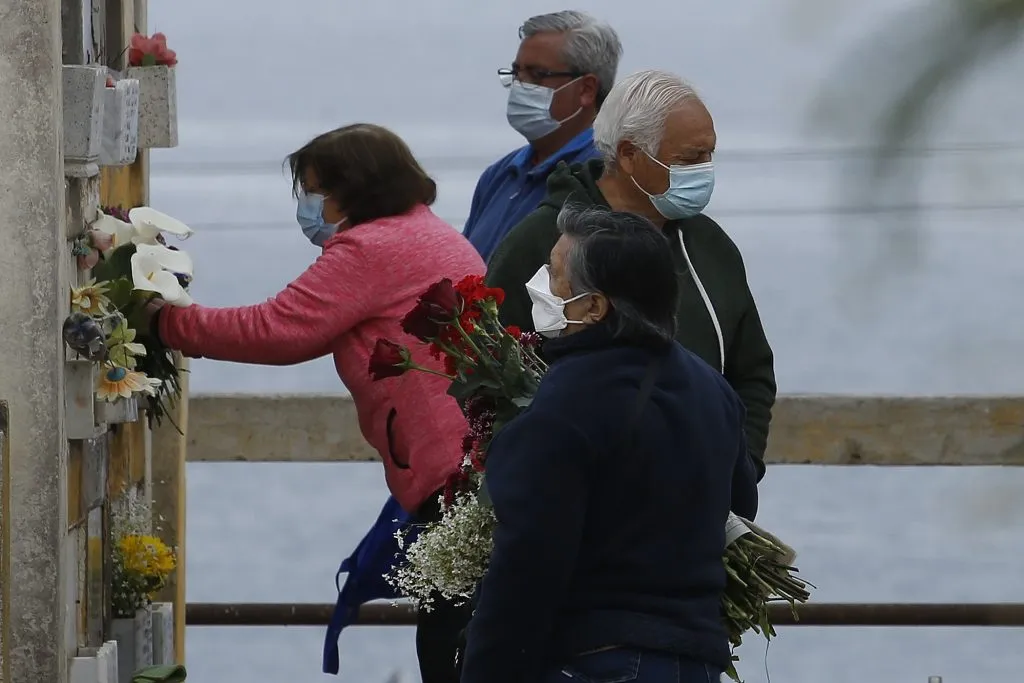 Familias visitan a sus seres queridos fallecidos en el Día de Todos los Santos.