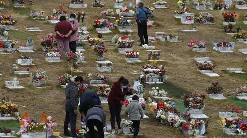 Personas celebras el Día de Todos los Santos en el Cementerio de Valparaiso (2021)