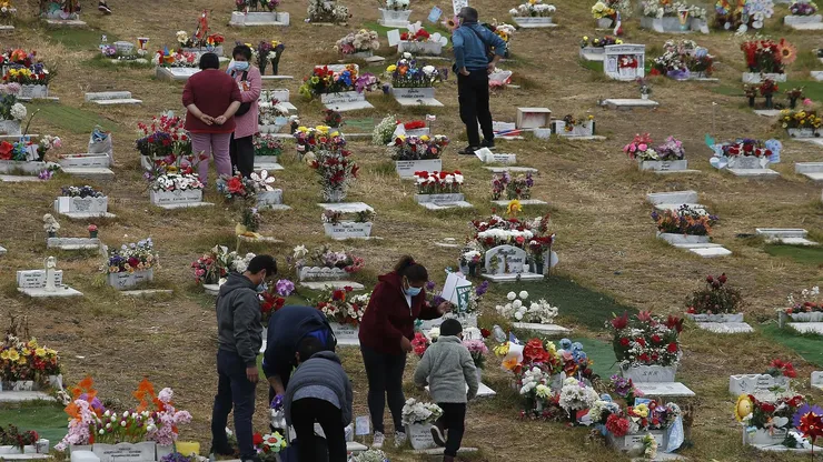 Personas celebras el Día de Todos los Santos en el Cementerio de Valparaiso (2021)