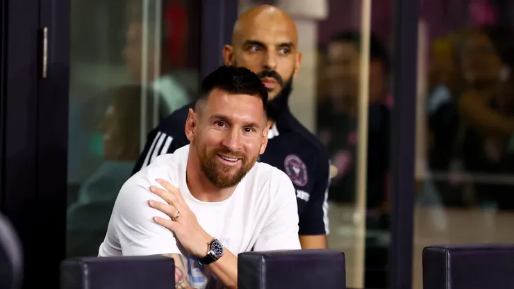 Yassine Cheuko sigue a Messi a todos lados donde se mueve.