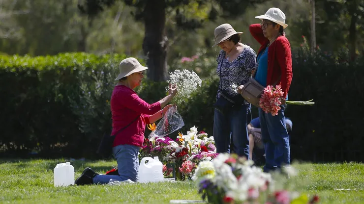 Familias visitan a sus seres queridos en los cementerios en el Día de Todos los Santos (2022)