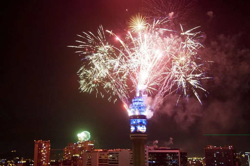 Fuegos artificiales en la Torre Entel 2016 (Aton Chile)