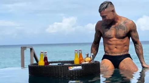 Eduardo Vargas disfruta mientras se define su futuro en el fútbol.