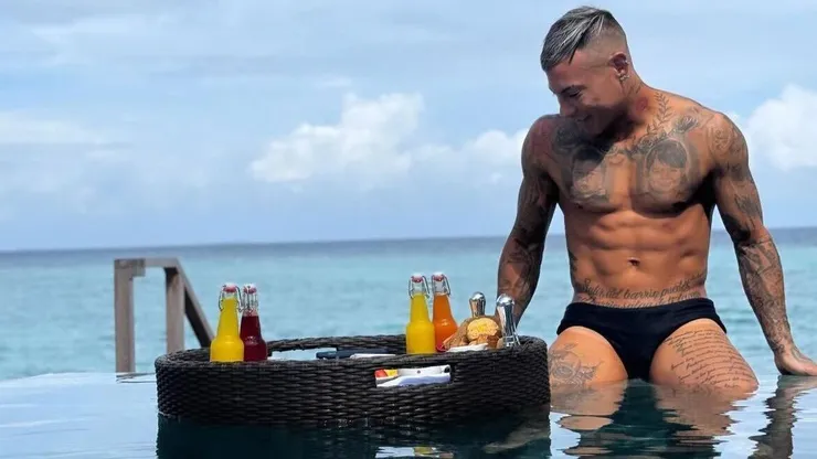 Eduardo Vargas disfruta mientras se define su futuro en el fútbol.