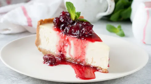 Cheesecake con salsa de frutos rojos