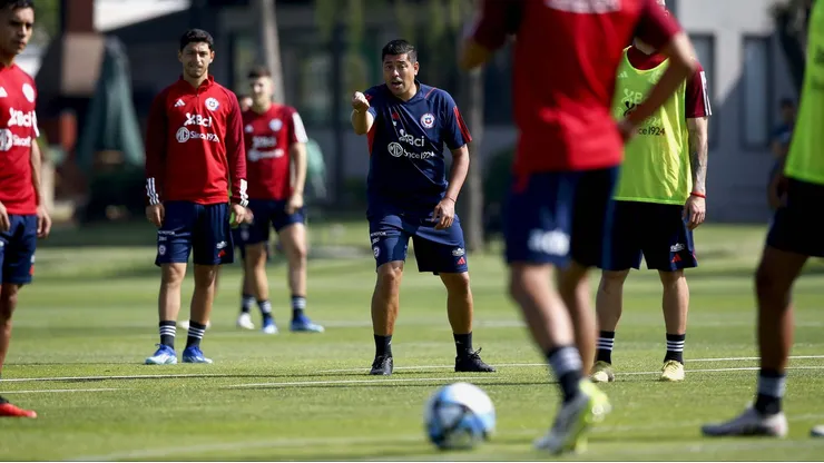 Nicolás Córdova dirige las prácticas de la Roja Sub 23 para el Preolímpico de Venezuela.