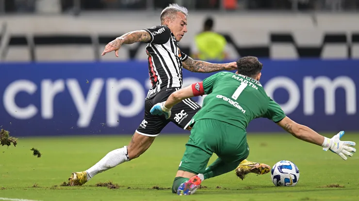 El Vasco de Medel sigue de cerca a Eduardo Vargas.