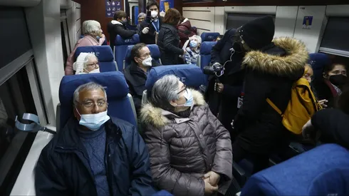 Adultos mayores durante una actividad que da inicio a los viajes en tren del Programa Vacaciones Tercera Edad.