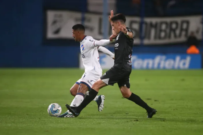 Santiago Silva (de negro) marca a Yonathan Rodríguez en un partido entre Danubio y Nacional de Uruguay. (Getty Images).