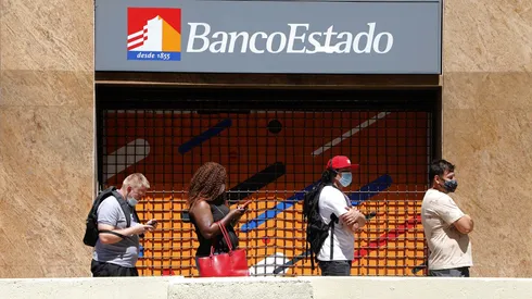 Clientes realizan filas en las afueras de los bancos por ultimo día antes del feriado bancario (2020)