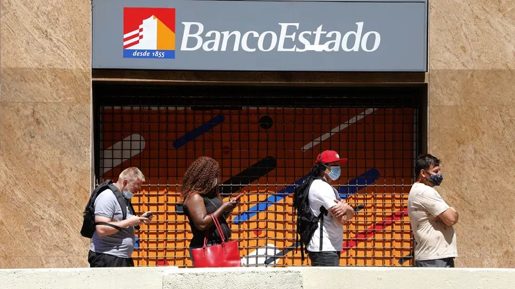 Clientes realizan filas en las afueras de los bancos por ultimo día antes del feriado bancario (2020)