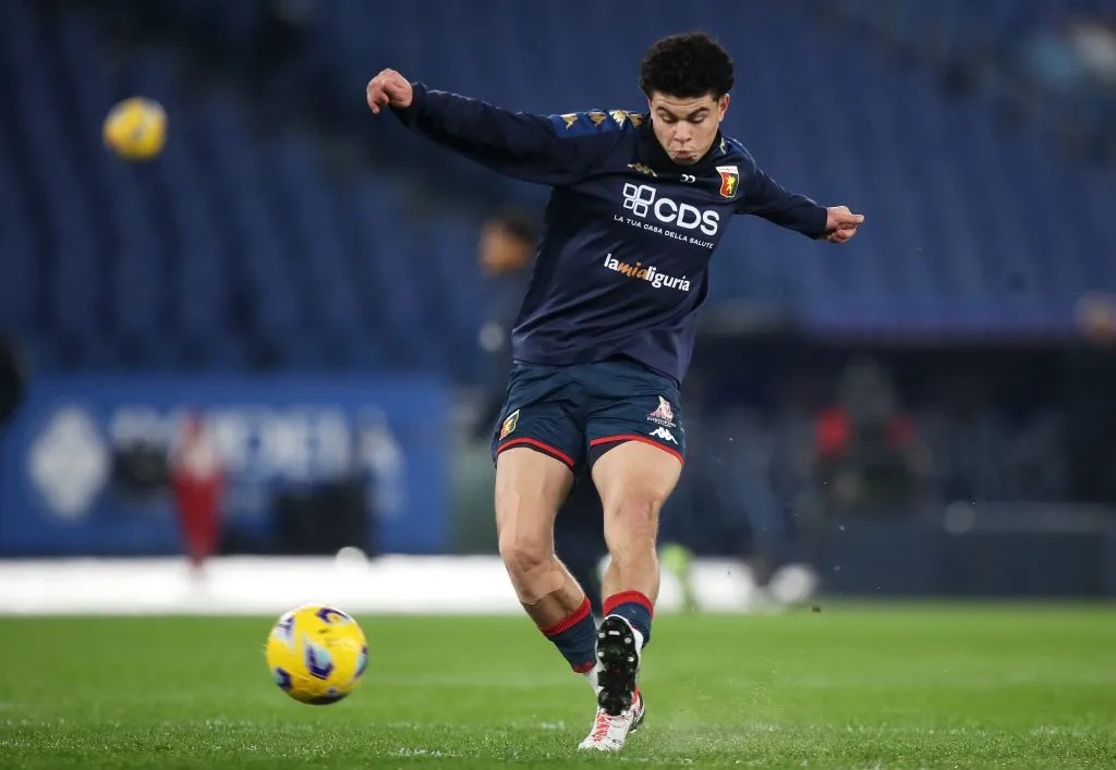 Alan Matturro en un calentamiento por el Genoa: el defensor uruguayo no estará en el Preolímpico 2024. (Paolo Bruno/Getty Images).
