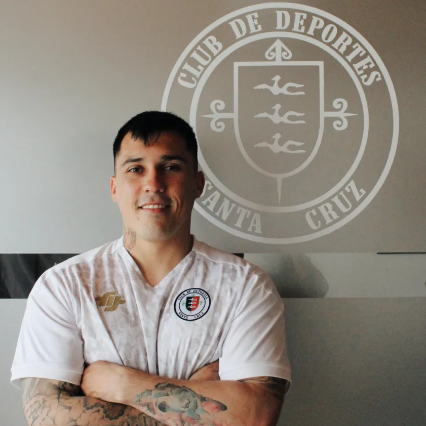 Kevin Medel posa con la indumentaria de Deportes Santa Cruz. (Foto: Deportes Santa Cruz).